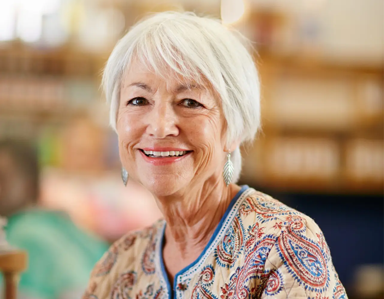 Portrait souriant d'une femme Ã¢gÃ©e, photo source pour plaque personnalisÃ©e