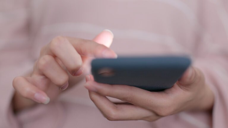 Annoncer un décès sur les réseaux sociaux : conseils et précautions