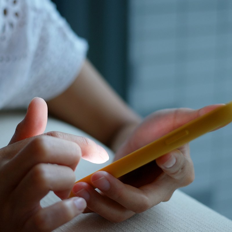 Annoncer un décès sur les réseaux sociaux : conseils et précautions