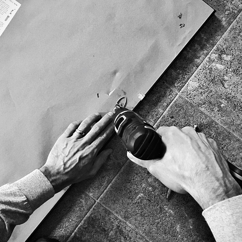 Comment fixer une plaque funeraire sur une tombe