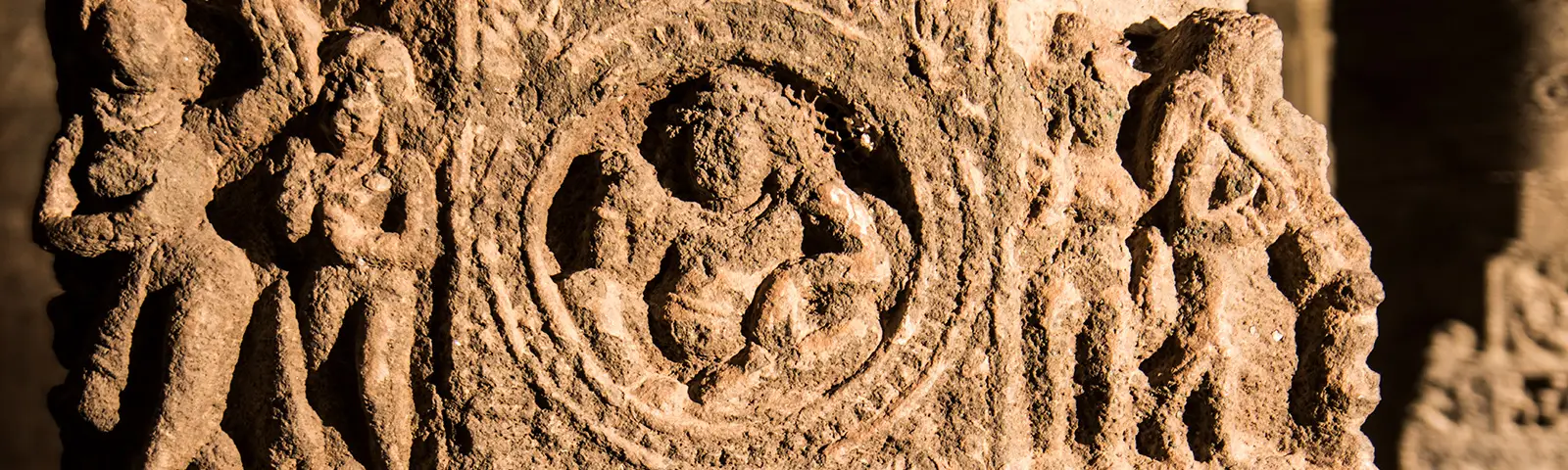 Plaque funéraire hindoue — symbole Om et couleurs sacrées du safran