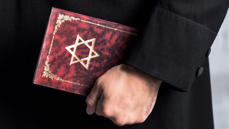 Plaque funéraire juive : principes de sobriété et respect des traditions