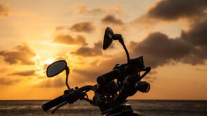 Plaque funéraire moto : hommage à un motard ou passionné de route
