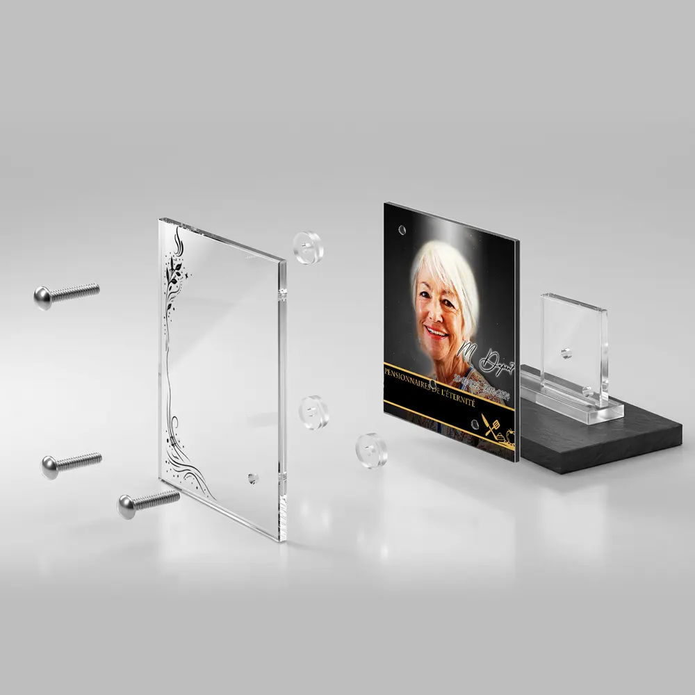 Vue éclatée d'une plaque funéraire : plexiglas, entretoises, dibond imprimé, vis inox et pied