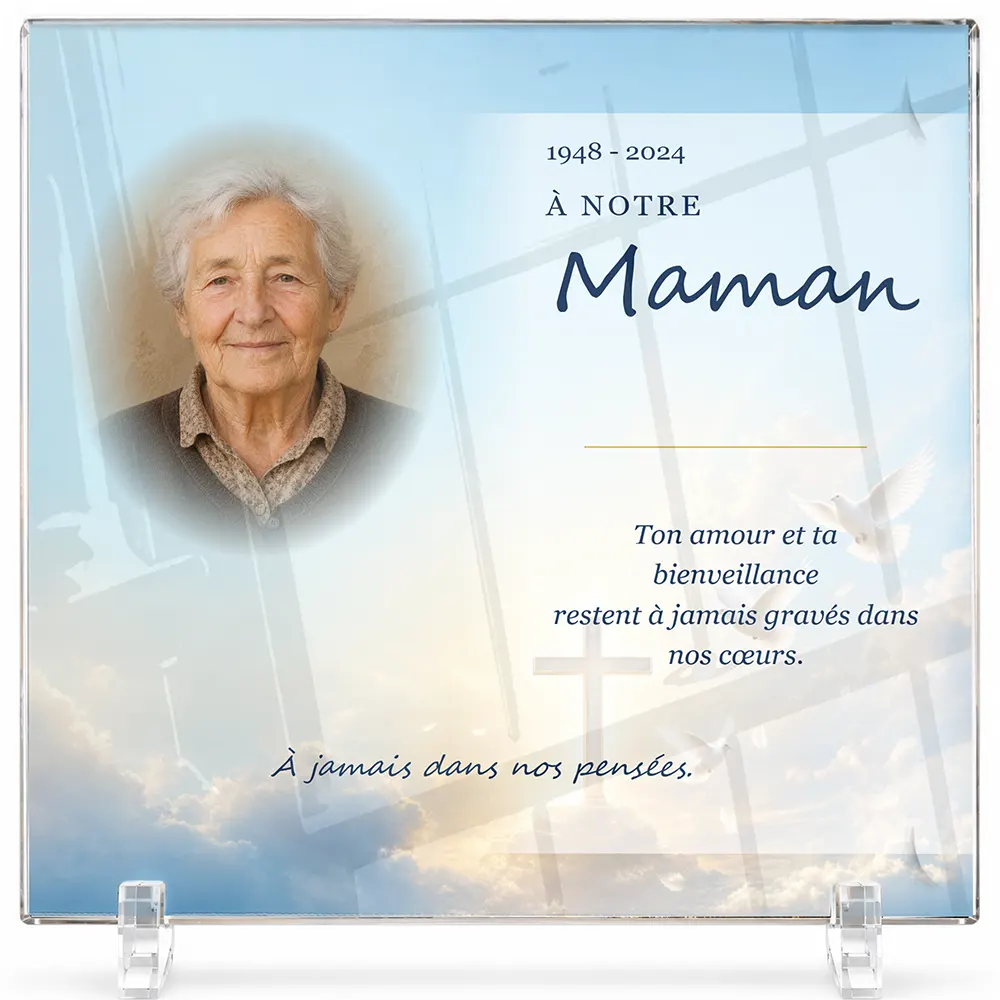 Plaque funéraire carré Chrétien personnalisée — portrait, texte libre et fond au choix, présentée sur pied plexi
