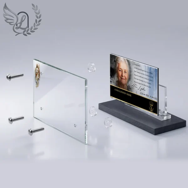 Plaque funéraire panoramique chrétien en vue éclatée : assemblage 5 couches plexiglas, entretoises chromées, dibond aluminium, vis inox 316