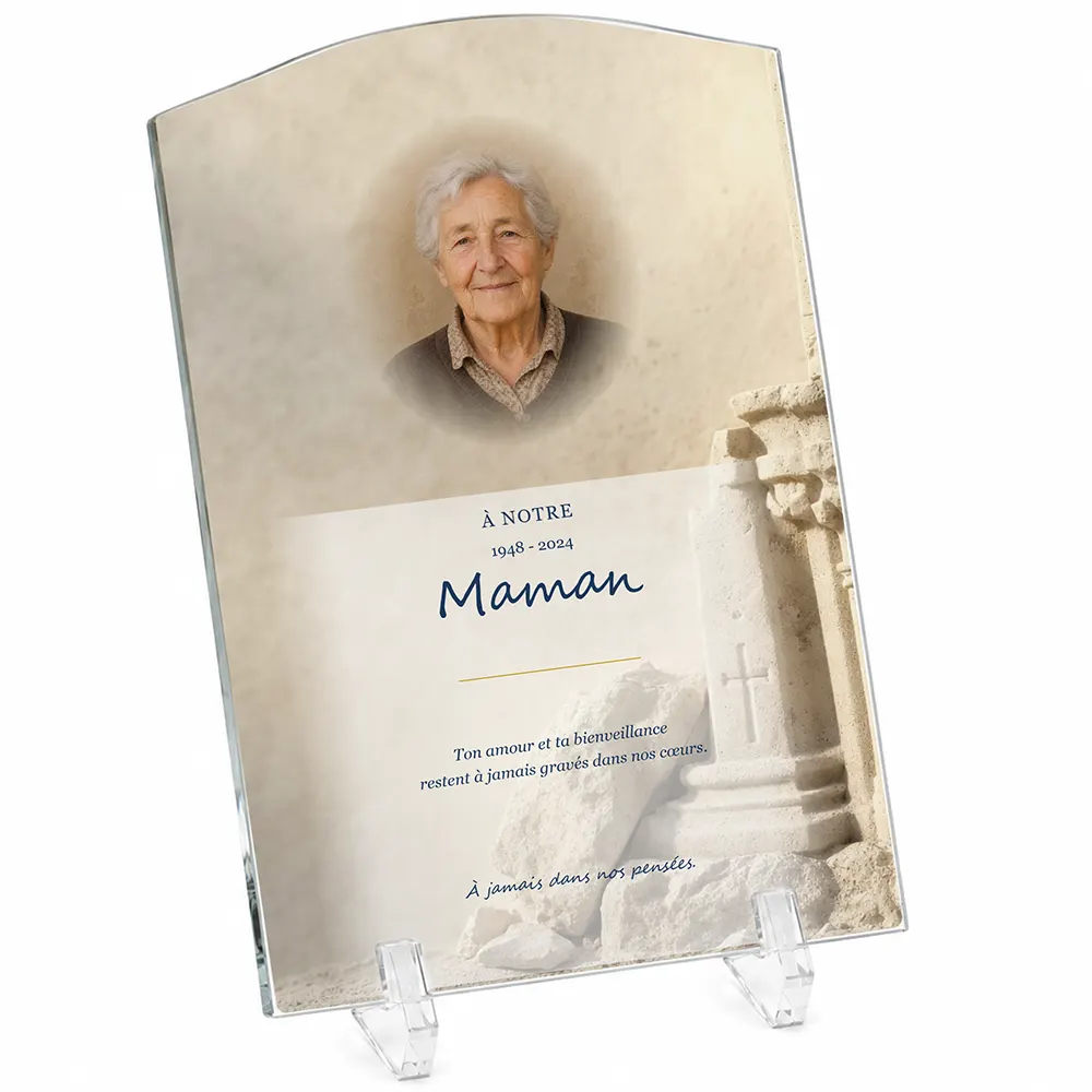 Plaque funéraire stèle Chrétien personnalisée — portrait, texte libre et fond au choix, présentée sur pied plexi