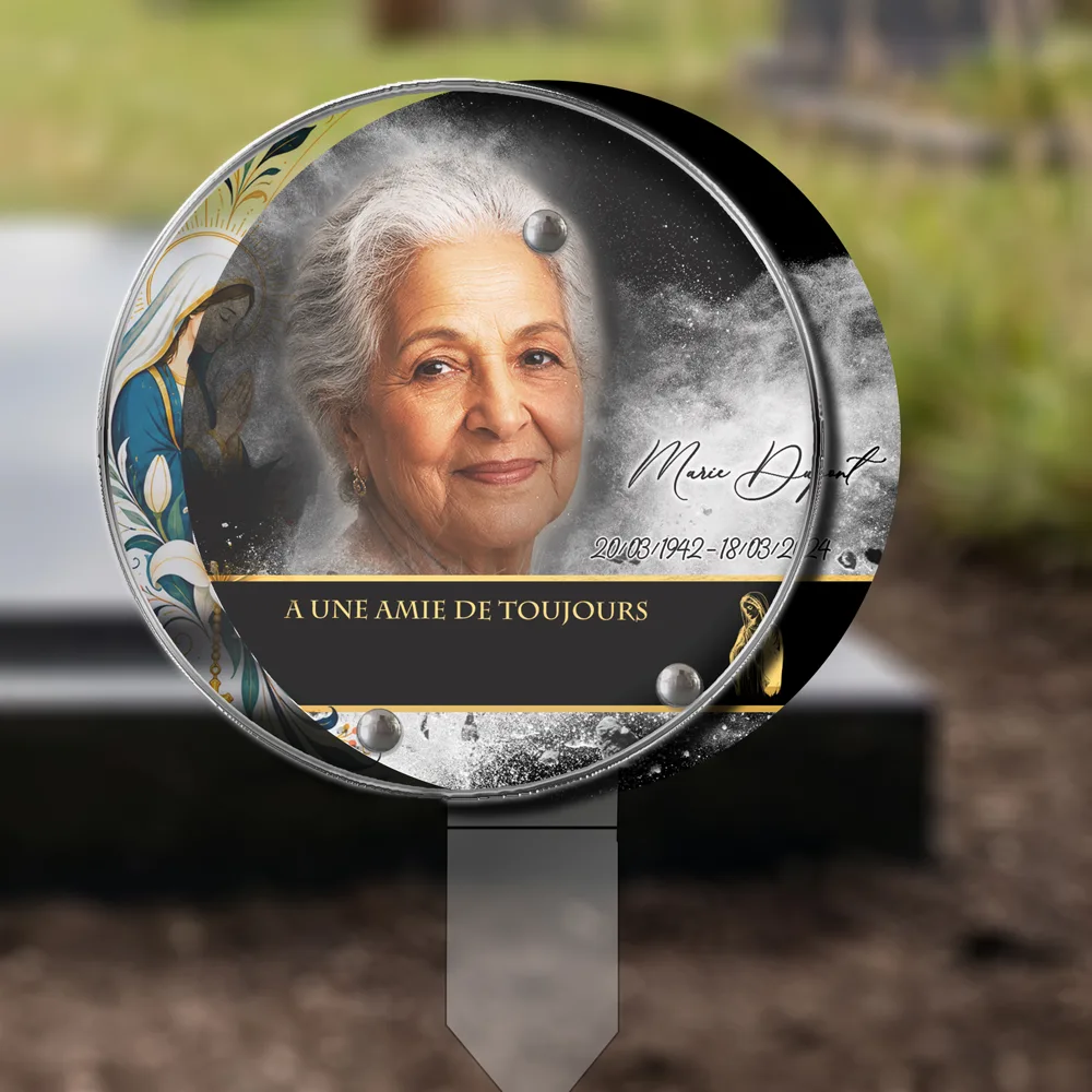 Plaque Circulaire Chrétien plantée dans la terre