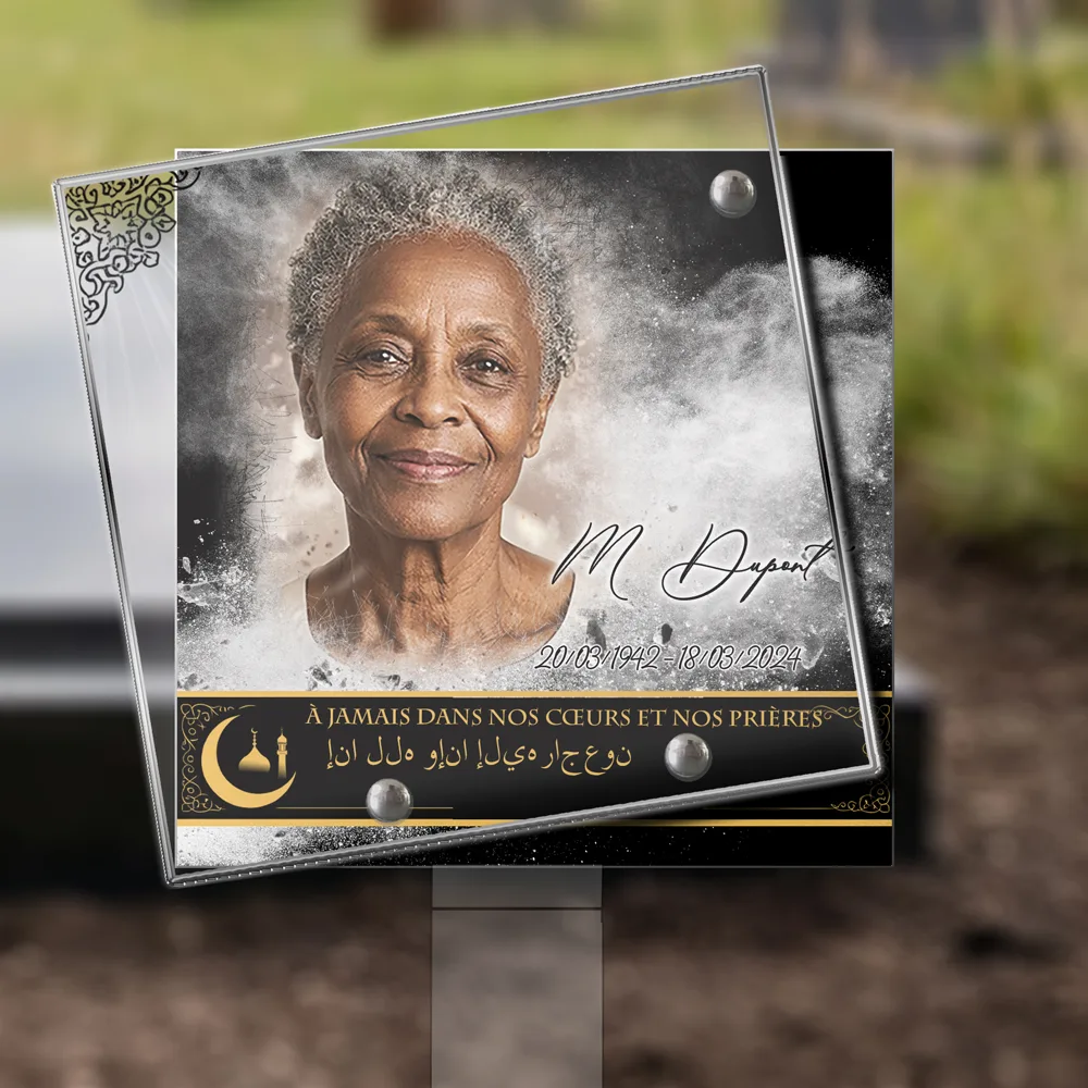 Plaque Carré Musulman plantée dans la terre