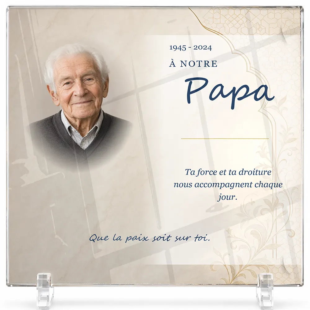 Plaque funéraire carré Musulman personnalisée — portrait, texte libre et fond au choix, présentée sur pied plexi