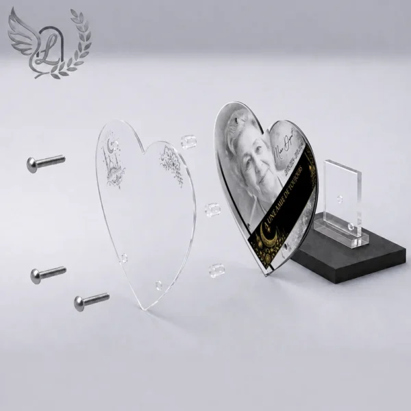 Plaque funéraire cœur musulman en vue éclatée : assemblage 5 couches plexiglas, entretoises chromées, dibond aluminium, vis inox 316