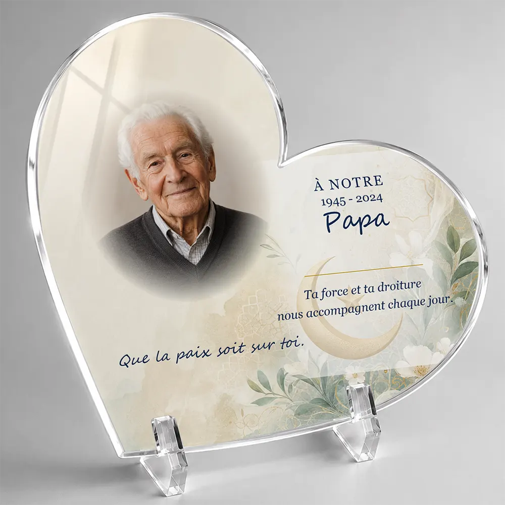 Plaque funéraire cœur Musulman personnalisée — portrait, texte libre et fond au choix, présentée sur pied plexi