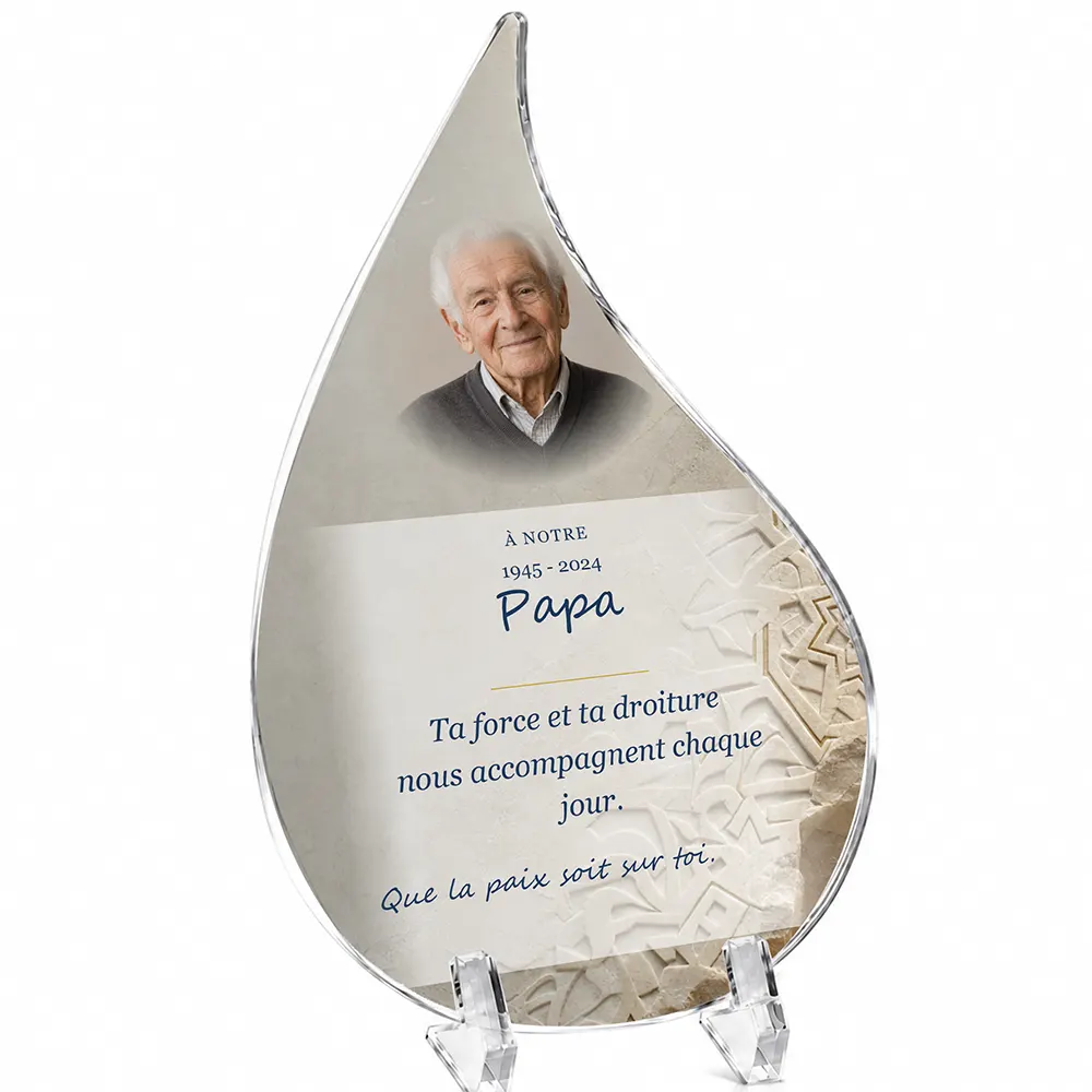 Plaque funéraire flamme Musulman personnalisée — portrait, texte libre et fond au choix, présentée sur pied plexi