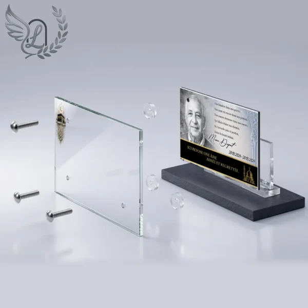 Plaque funéraire panoramique musulman en vue éclatée : assemblage 5 couches plexiglas, entretoises chromées, dibond aluminium, vis inox 316