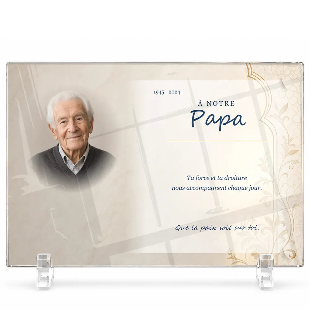 Plaque funéraire panoramique Musulman personnalisée — portrait, texte libre et fond au choix, présentée sur pied plexi