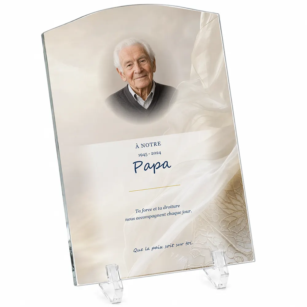 Plaque funéraire stèle Musulman personnalisée — portrait, texte libre et fond au choix, présentée sur pied plexi