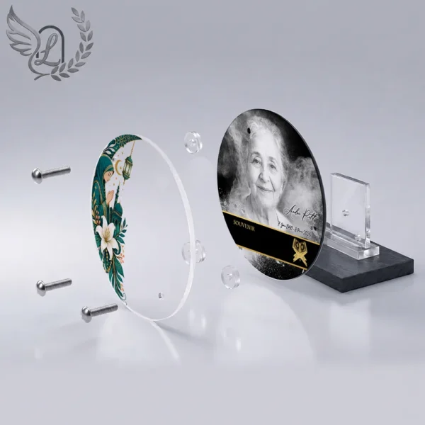 Plaque funéraire médaillon rond musulman en vue éclatée : assemblage 5 couches plexiglas, entretoises chromées, dibond aluminium, vis inox 316