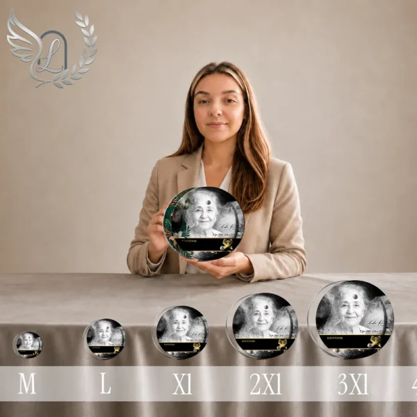 Gamme complète de plaques funéraires médaillon cercle en noir et or, de tailles progressives, avec portrait en noir et blanc, ornements floraux et texte arabesque, présentée par femme en blazer beige