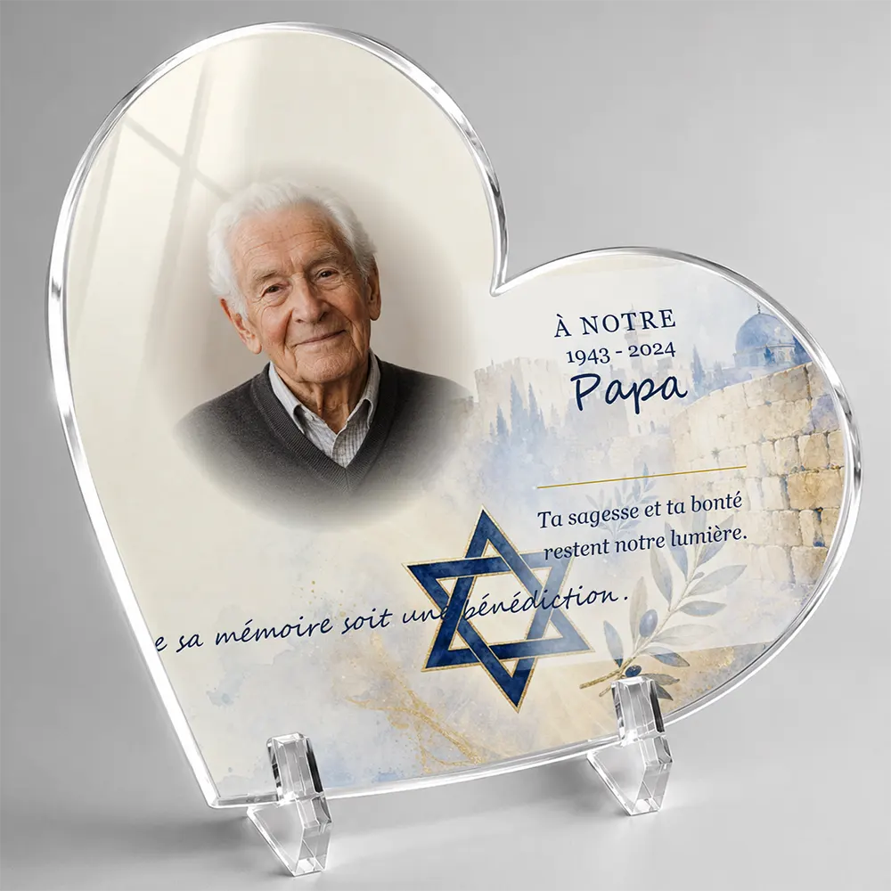 Plaque funéraire cœur Juif personnalisée — portrait, texte libre et fond au choix, présentée sur pied plexi