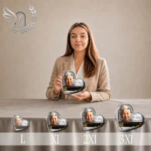Gamme de plaques funéraires en forme de cœur avec finition chrome or, disposées côte à côte, montrant quatre tailles progressives avec photo et texte personnalisé sur fond gris