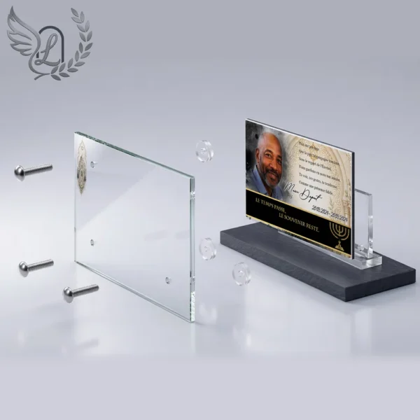 Plaque funéraire panoramique juif en vue éclatée : assemblage 5 couches plexiglas, entretoises chromées, dibond aluminium, vis inox 316