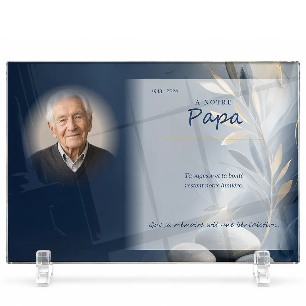 Plaque funéraire panoramique Juif personnalisée — portrait, texte libre et fond au choix, présentée sur pied plexi