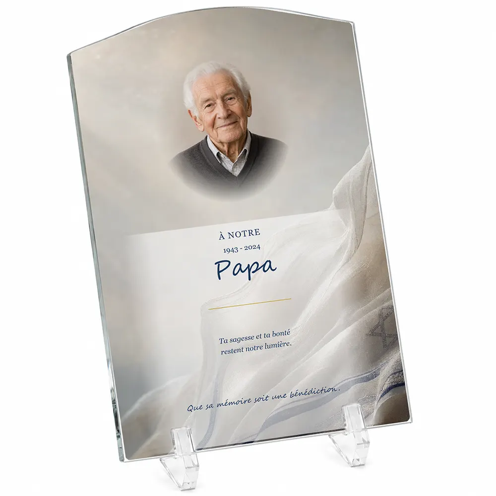 Plaque funéraire stèle Juif personnalisée — portrait, texte libre et fond au choix, présentée sur pied plexi