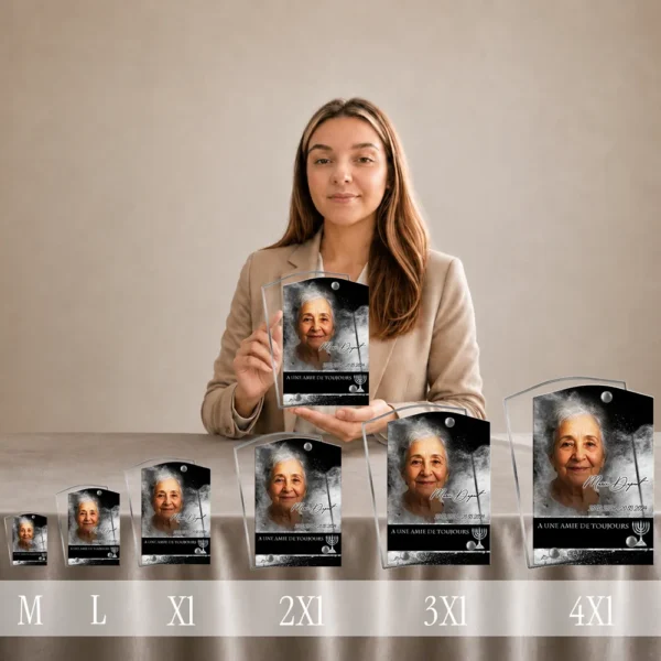 Gamme de plaques funéraires rectangulaires juives en plexiglas argenté, du format M au 4XL, présentées côte à côte avec portrait photographique et menorah, finition chrome argent brillant