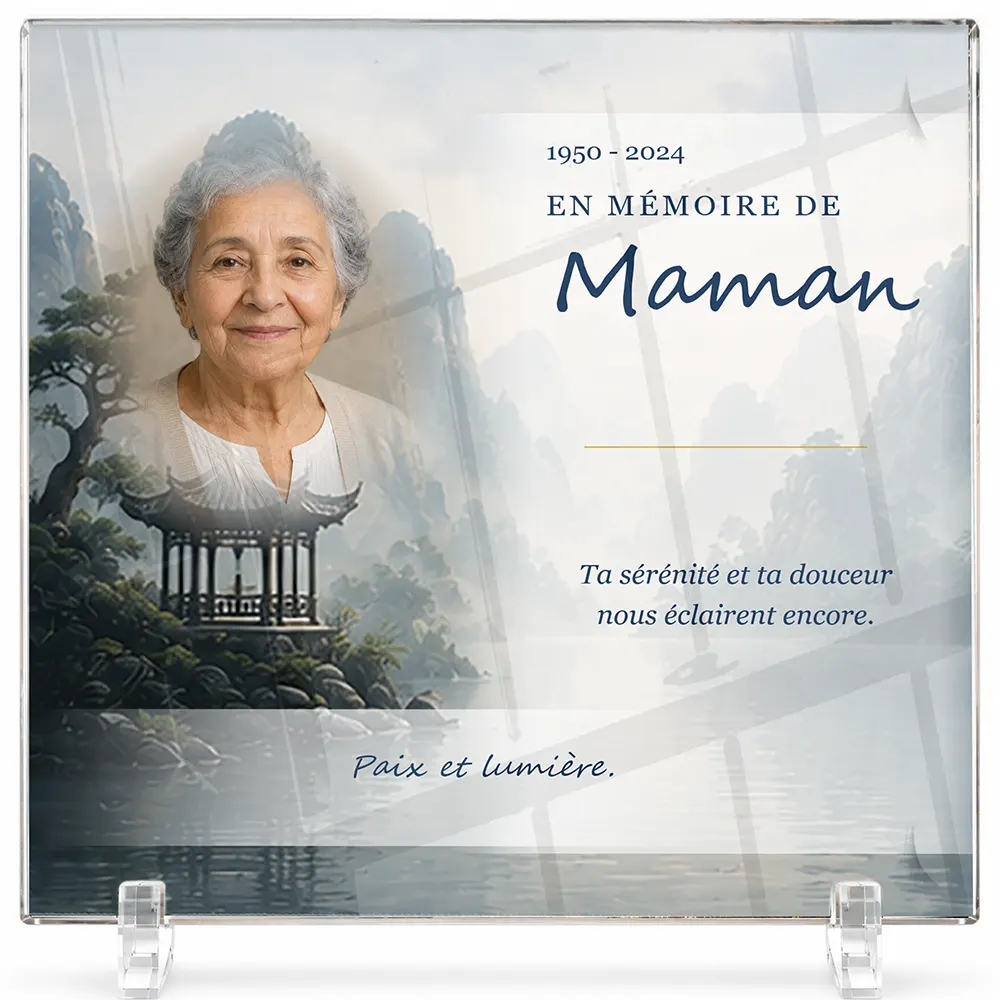 Plaque funéraire carré Bouddhiste personnalisée — portrait, texte libre et fond au choix, présentée sur pied plexi