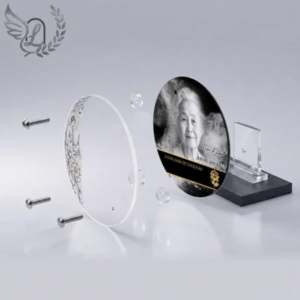 Plaque funéraire médaillon rond bouddhiste en vue éclatée : assemblage 5 couches plexiglas, entretoises chromées, dibond aluminium, vis inox 316