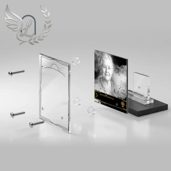 Plaque funéraire carré laïque en vue éclatée : assemblage 5 couches plexiglas, entretoises chromées, dibond aluminium, vis inox 316