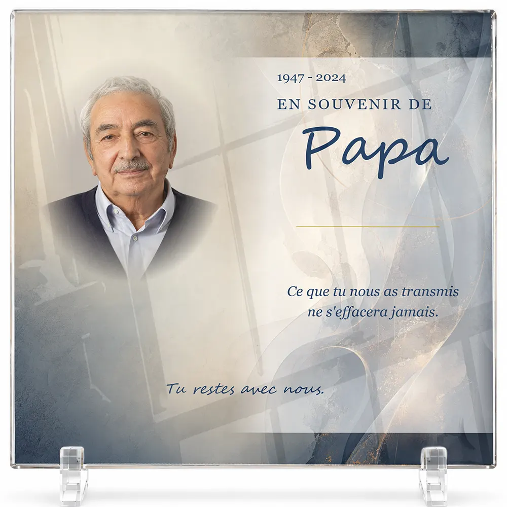 Plaque funéraire carré Laïque personnalisée — portrait, texte libre et fond au choix, présentée sur pied plexi