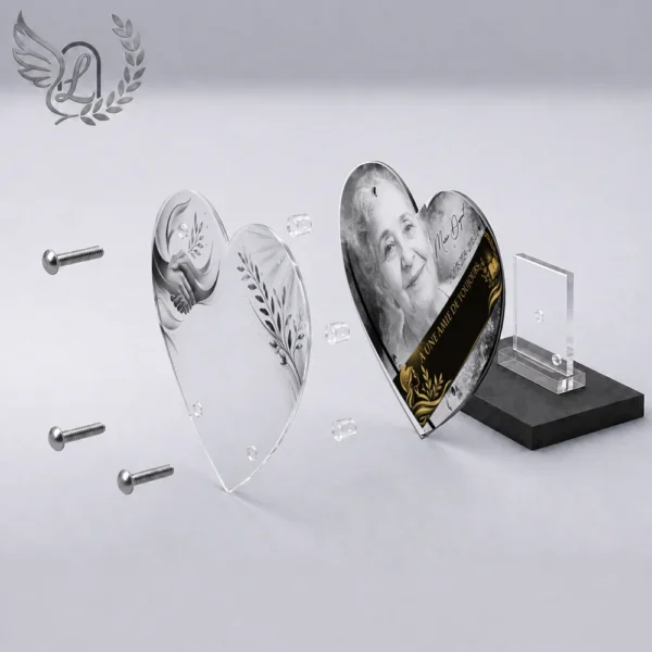 Plaque funéraire cœur laïque en vue éclatée : assemblage 5 couches plexiglas, entretoises chromées, dibond aluminium, vis inox 316