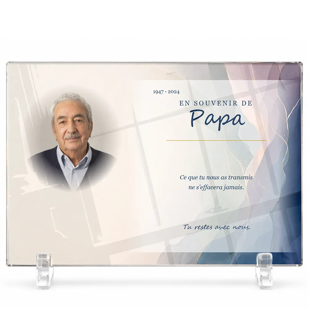 Plaque funéraire panoramique Laïque personnalisée — portrait, texte libre et fond au choix, présentée sur pied plexi