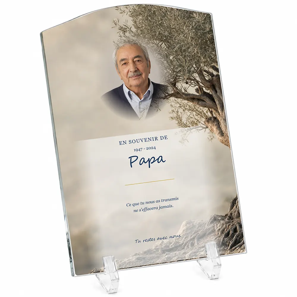 Plaque funéraire stèle Laïque personnalisée — portrait, texte libre et fond au choix, présentée sur pied plexi