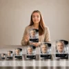Gamme de plaques funéraires rectangulaires en plexiglas finition argent, du format M au 4XL, présentant un portrait photographique en dégradé gris avec inscription gravée