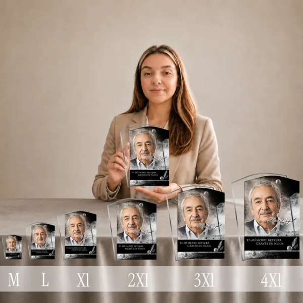 Gamme de plaques funéraires rectangulaires en plexiglas finition argent, du format M au 4XL, présentant un portrait photographique en dégradé gris avec inscription gravée