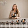 Gamme complète de plaques funéraires circulaires en plexiglas finition or, du format mini au XXL, portrait personnalisé sur fond texturé gris avec lettrage doré