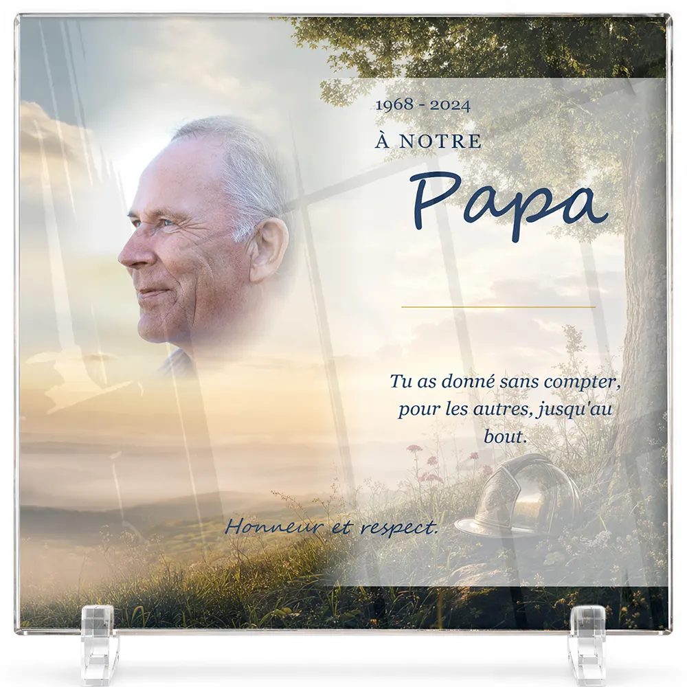Plaque funéraire carré Pompier personnalisée — portrait, texte libre et fond au choix, présentée sur pied plexi