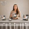 Gamme de plaques funéraires carrées en plexiglas finition or, présentant un portrait de femme avec motifs dorés et texte mémoriel, disponibles en quatre tailles
