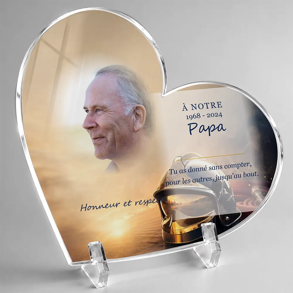 Plaque funéraire cœur Pompier personnalisée — portrait, texte libre et fond au choix, présentée sur pied plexi