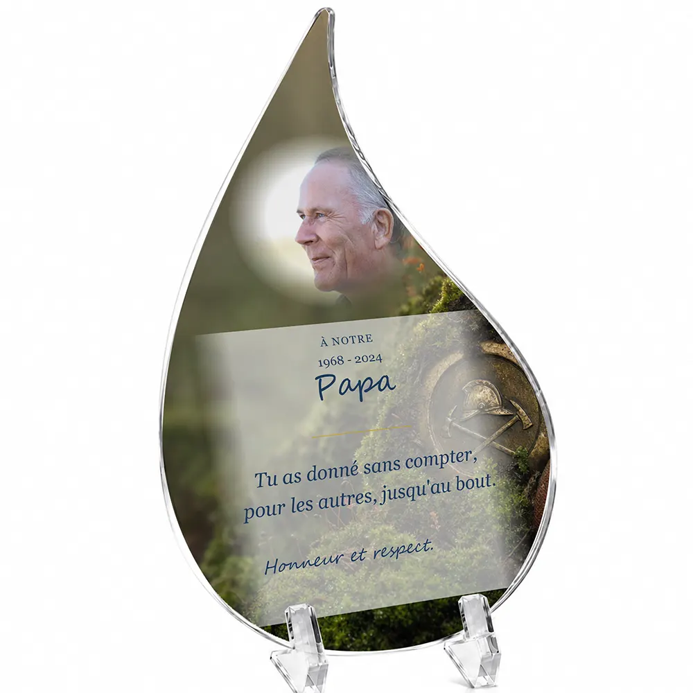 Plaque funéraire flamme Pompier personnalisée — portrait, texte libre et fond au choix, présentée sur pied plexi