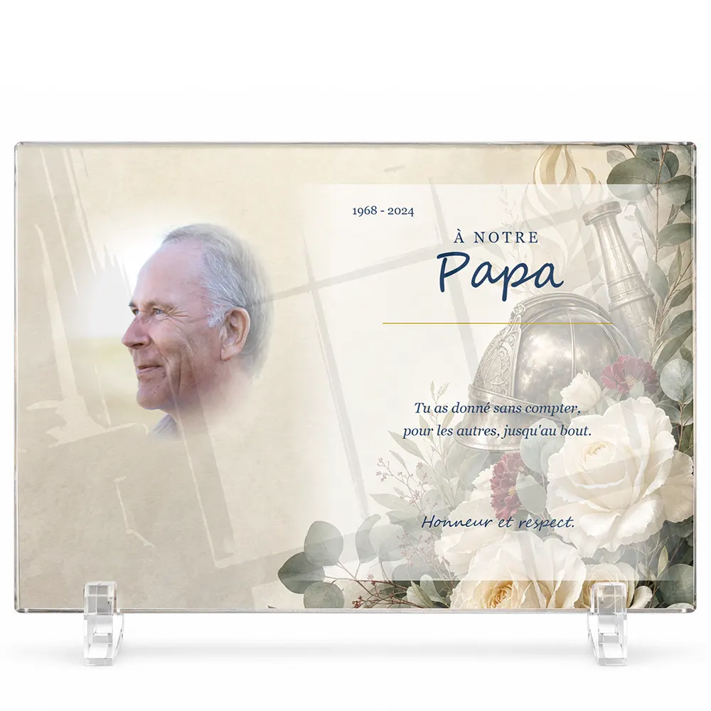 Plaque funéraire panoramique Pompier personnalisée — portrait, texte libre et fond au choix, présentée sur pied plexi