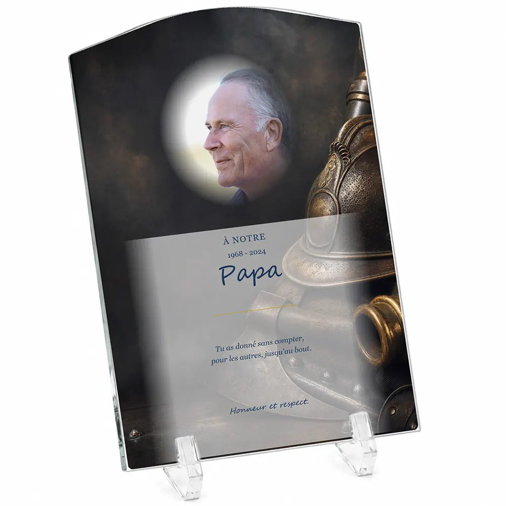 Plaque funéraire stèle Pompier personnalisée — portrait, texte libre et fond au choix, présentée sur pied plexi