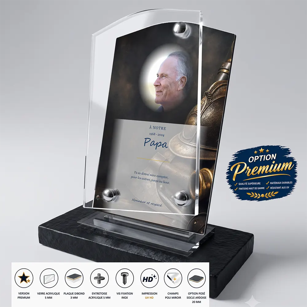 Plaque funéraire stèle Pompier finition premium présentée sur socle en ardoise