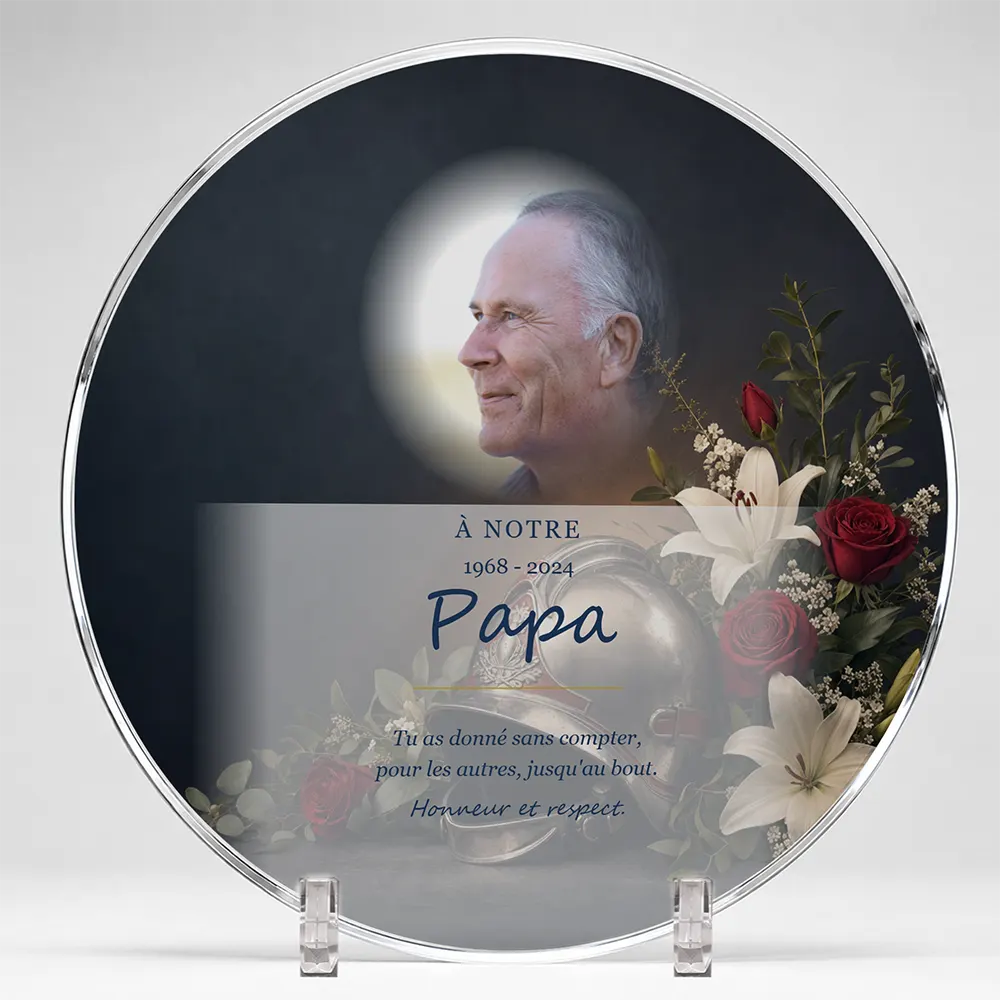 Plaque funéraire circulaire Pompier personnalisée — portrait, texte libre et fond au choix, présentée sur pied plexi