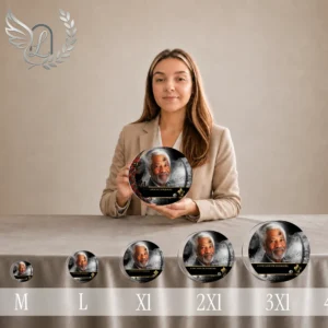 Gamme complète de plaques funéraires circulaires à finition or présentant un portrait de pompier, disposées côte à côte du format M au 3XL, avec détails chrome doré et inscription personnalisée.