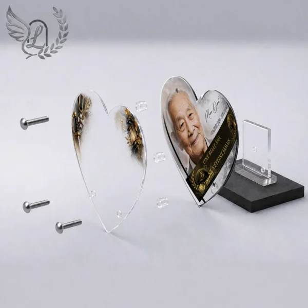 Plaque funéraire cœur militaire en vue éclatée : assemblage 5 couches plexiglas, entretoises chromées, dibond aluminium, vis inox 316