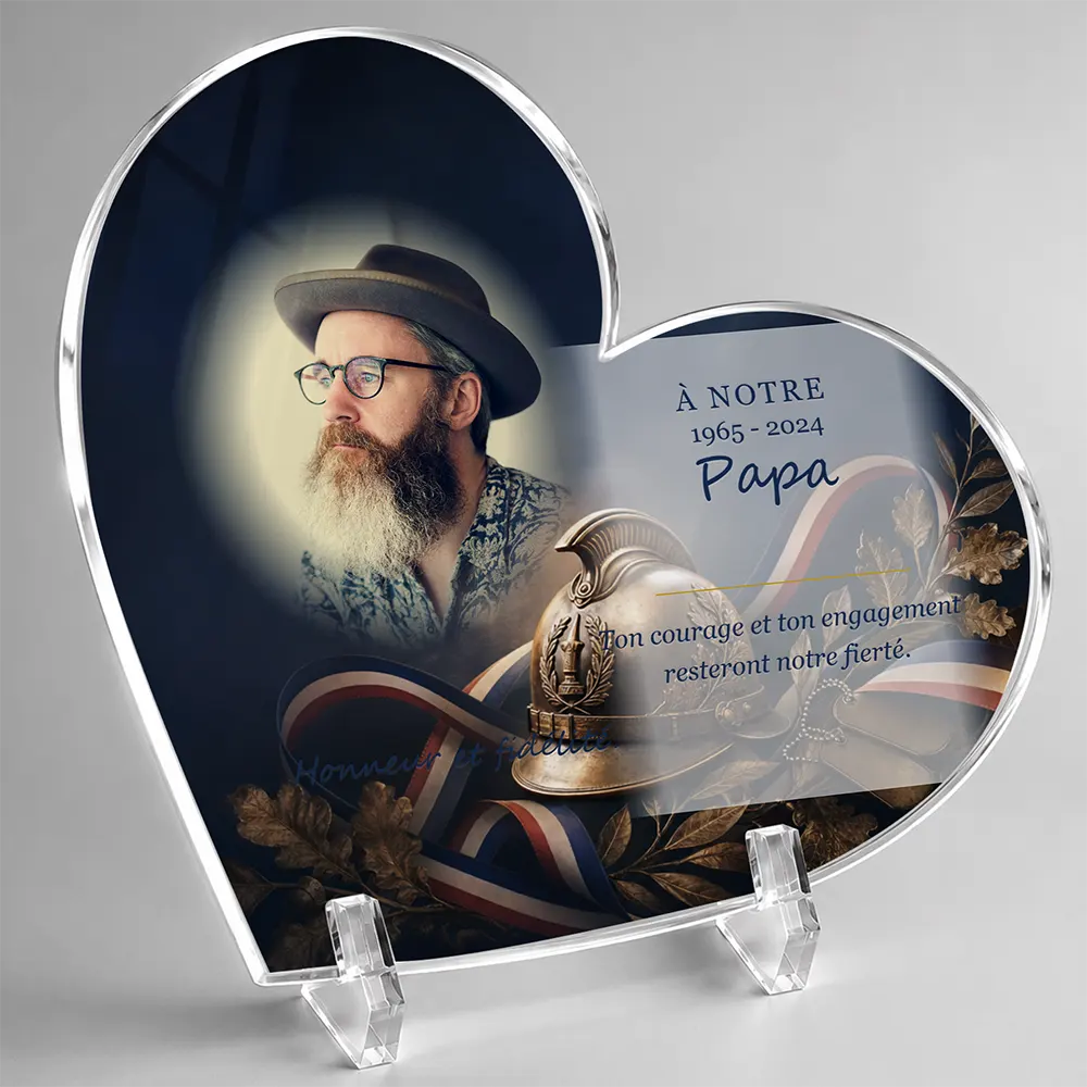 Plaque funéraire cœur Militaire personnalisée — portrait, texte libre et fond au choix, présentée sur pied plexi