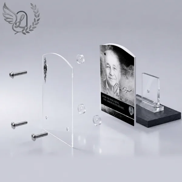 Plaque funéraire rectangle militaire en vue éclatée : assemblage 5 couches plexiglas, entretoises chromées, dibond aluminium, vis inox 316